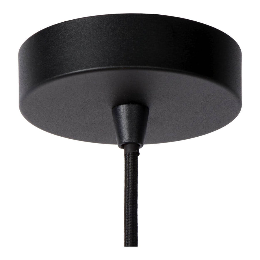 Gros plan sur la rosace de plafond noire et le câble textile tressé qui descend.