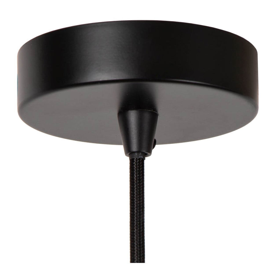 Détail de la rosace ronde noire fixée au plafond et du câble