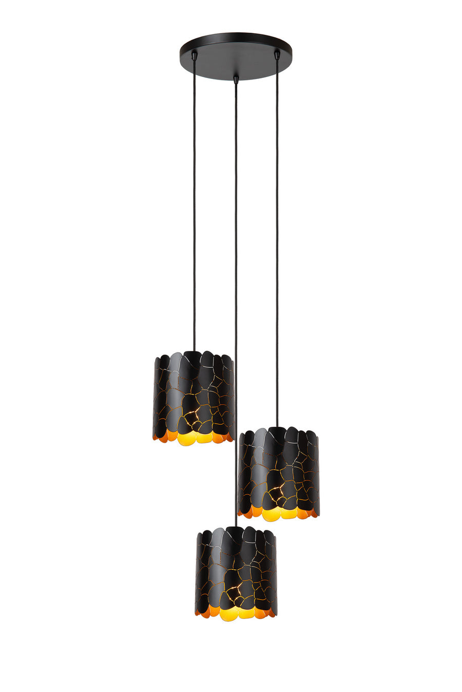 Suspension trois lumières noire allumée, abat-jours cylindriques à motifs floraux percés, vue de face