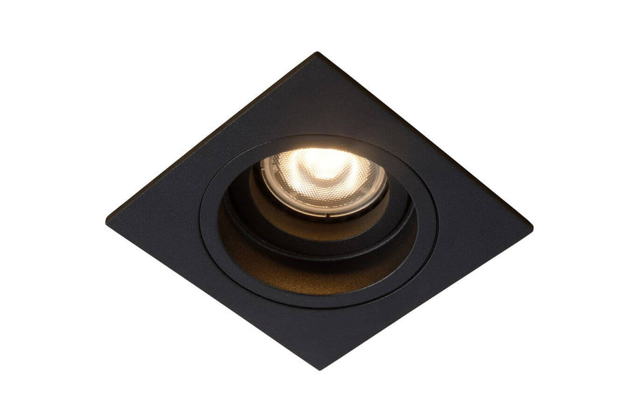 Vue de dessus inclinée du spot encastrable noir avec ampoule LED allumée.