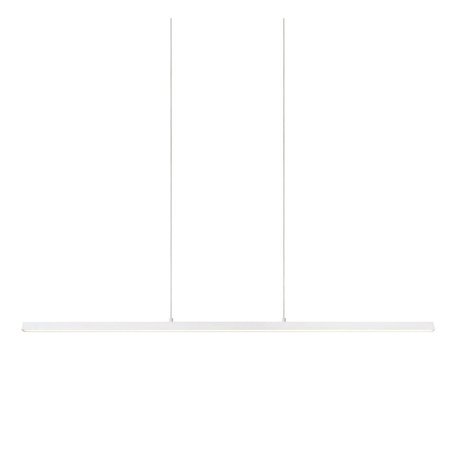 Long tube lumineux blanc suspendu par deux câbles verticaux tendus