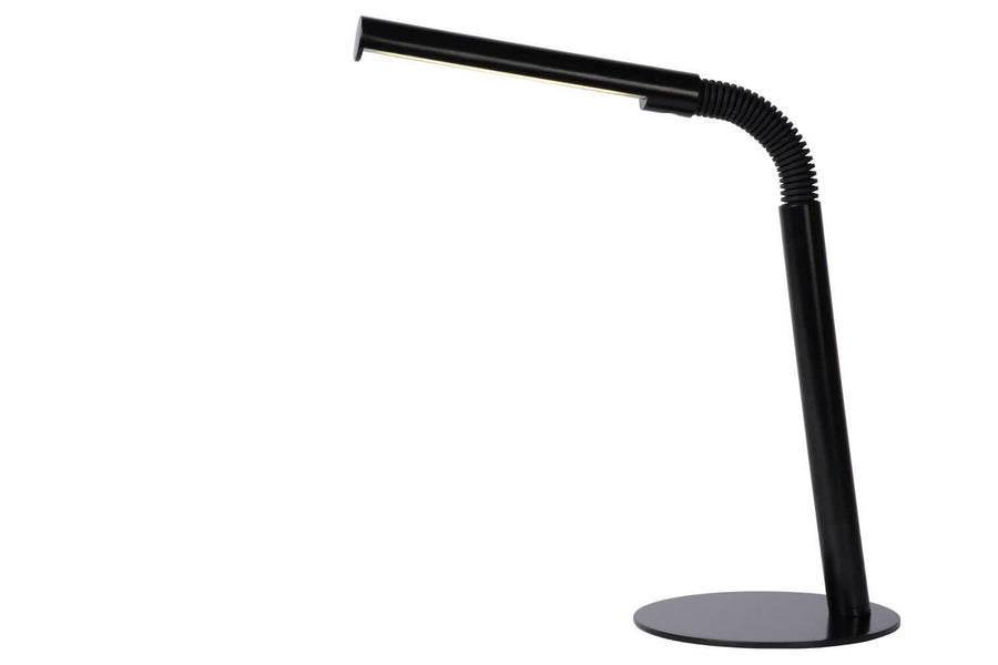 Lampe de bureau noire sur fond blanc, bras incliné et tête allumée