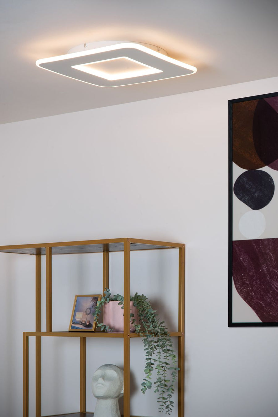 Vue rapprochée du luminaire LED carré fixé au plafond, lumière chaude allumée