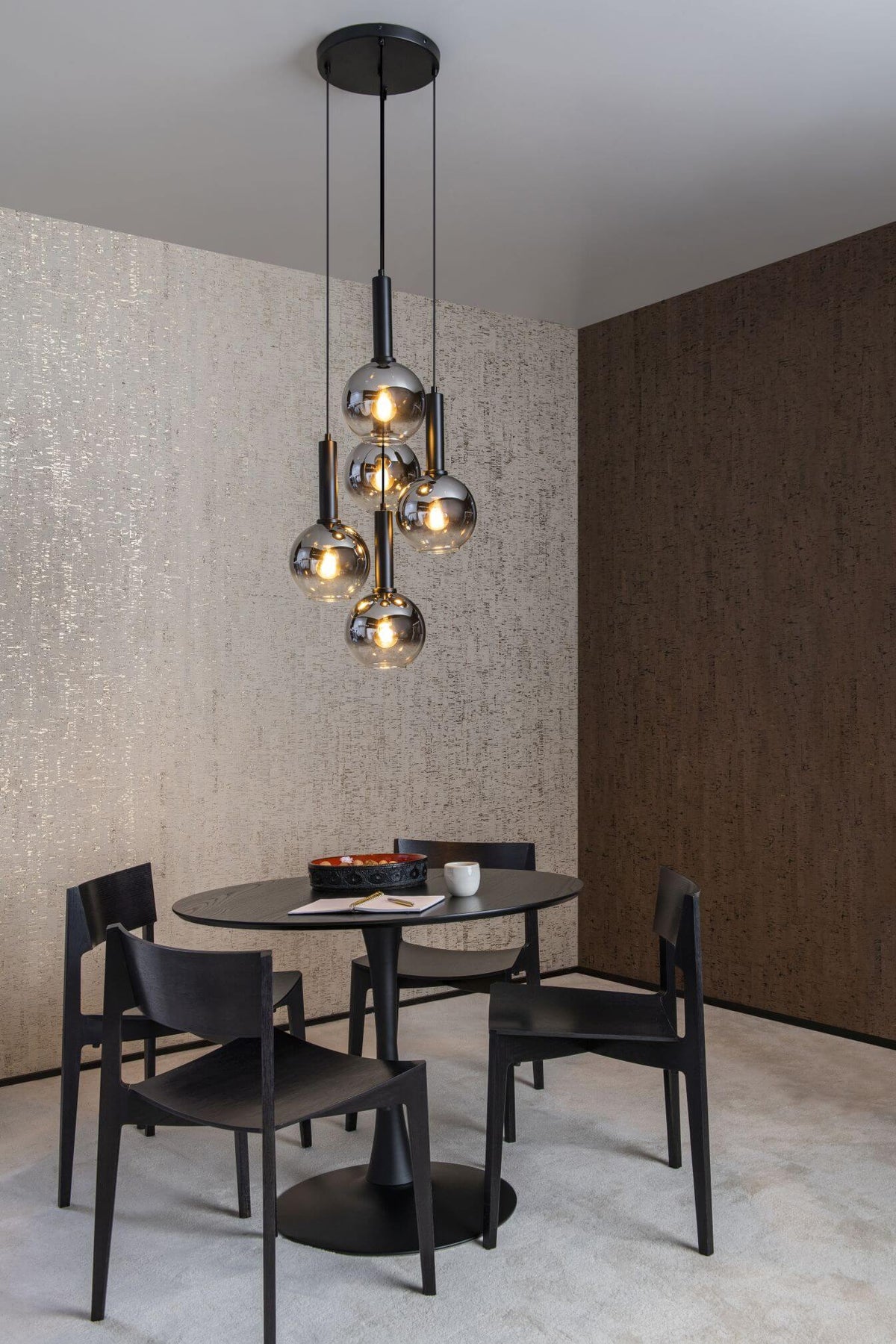 Mise en ambiance au-dessus d'une table noire dans une salle à manger moderne