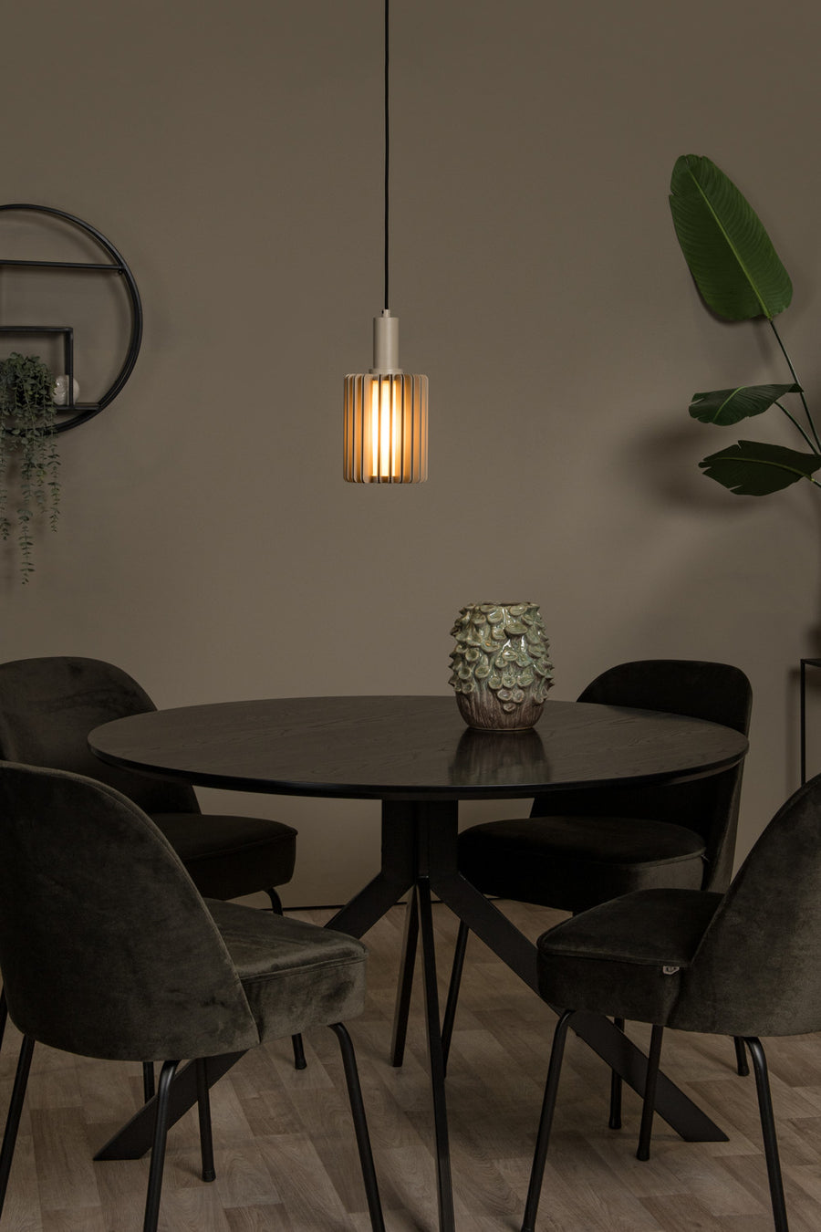 Vue d'ensemble de la pièce montrant le luminaire suspendu au-dessus du coin repas
