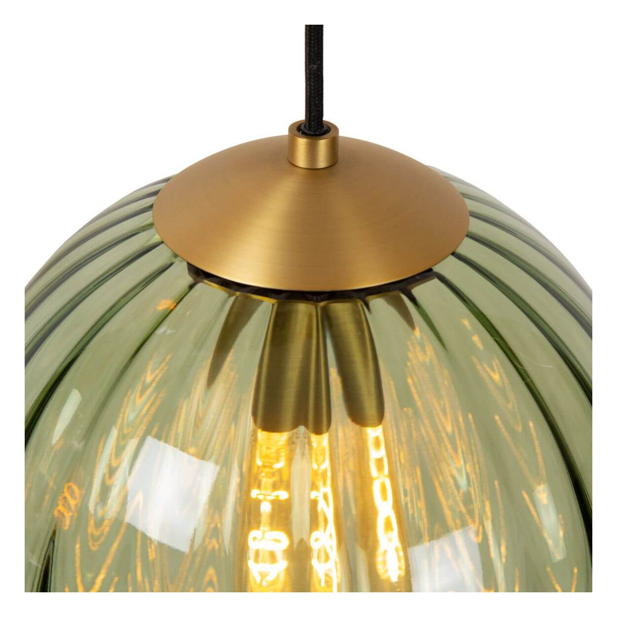Détail du haut de la suspension verte : cabochon laiton, cordon noir et ampoule Edison.