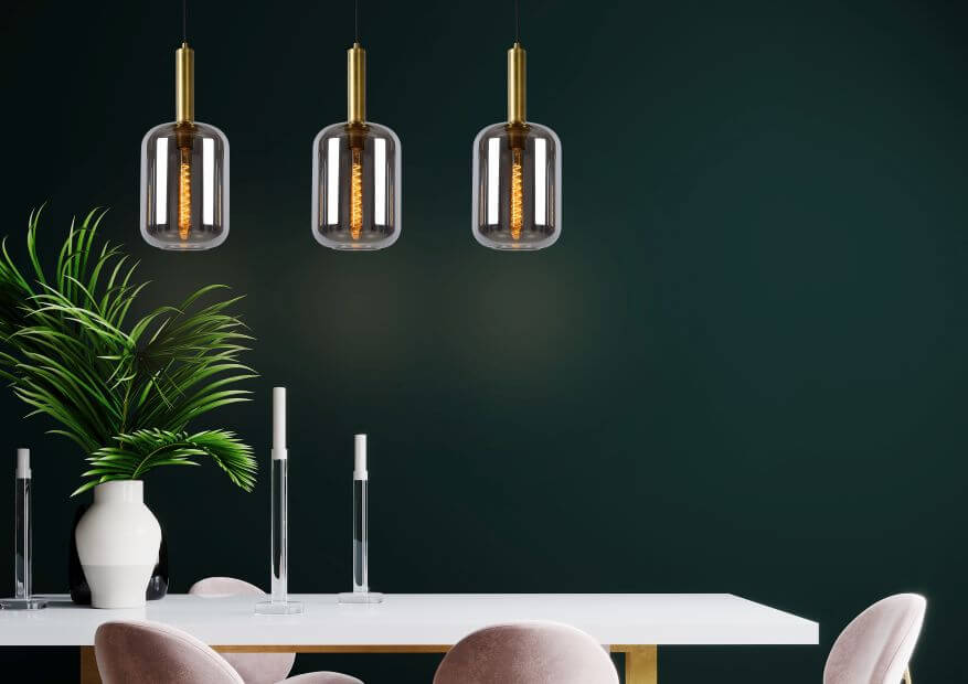 Détail des abat-jours en verre fumé et douilles dorées, éclairage chaud
