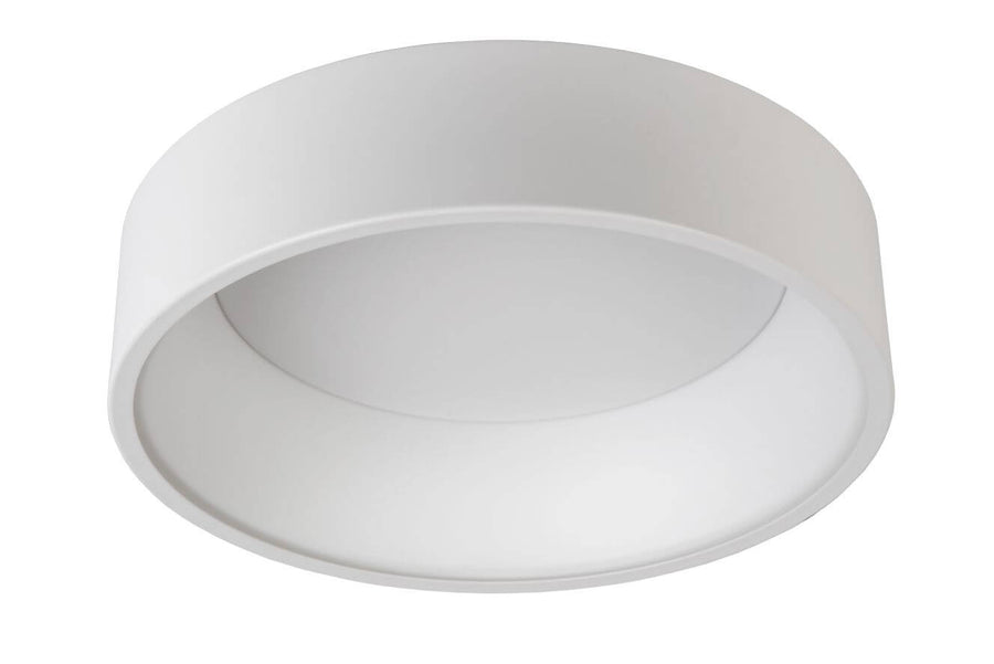 Vue de trois quarts du plafonnier blanc éteint, diffuseur opale et rebord cylindrique blanc.