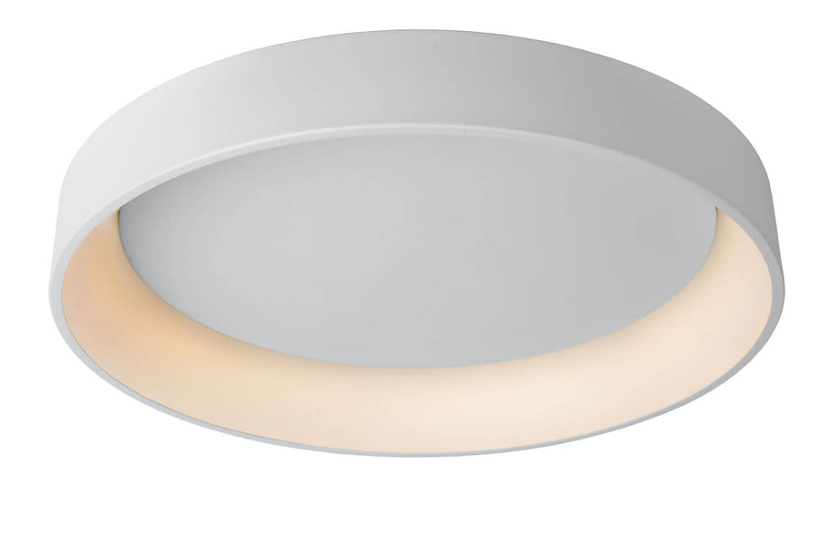 Vue de dessous du plafonnier allumé, anneau blanc et diffuseur lumineux sur fond neutre