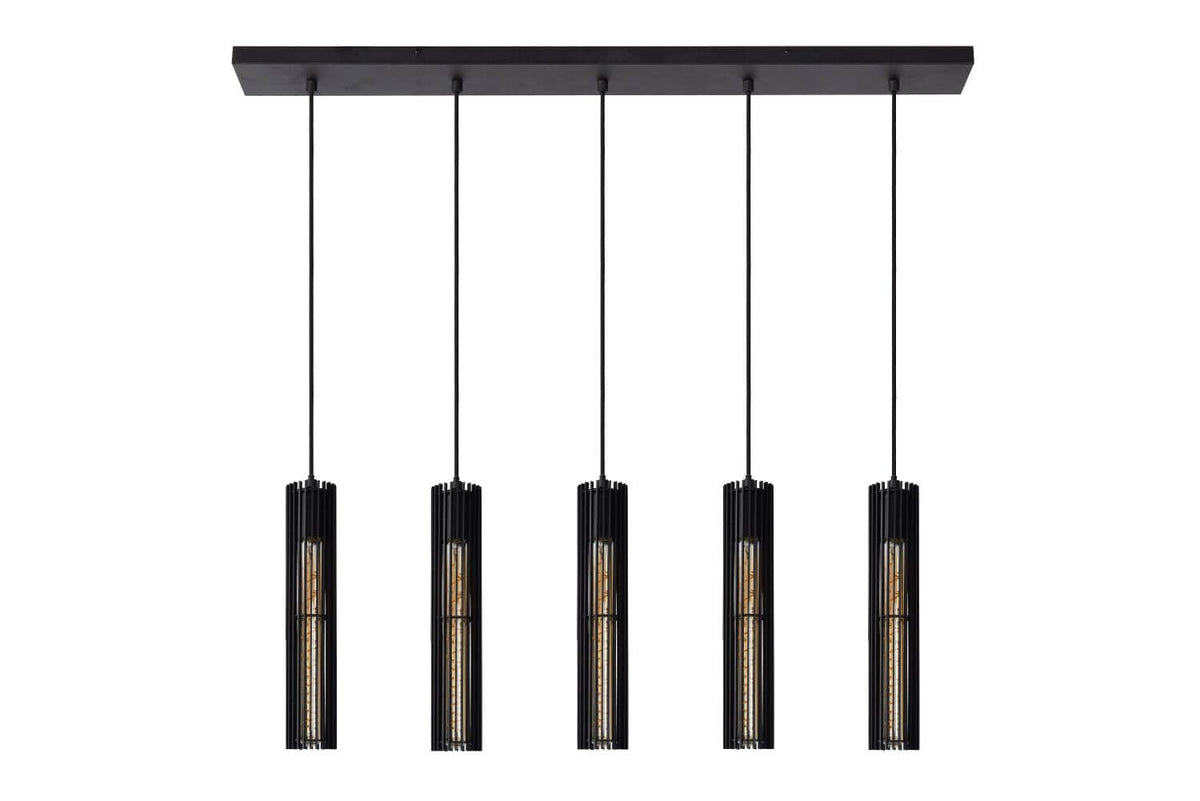 Détail du luminaire à cinq cylindres noirs suspendus sous une platine rectangulaire.