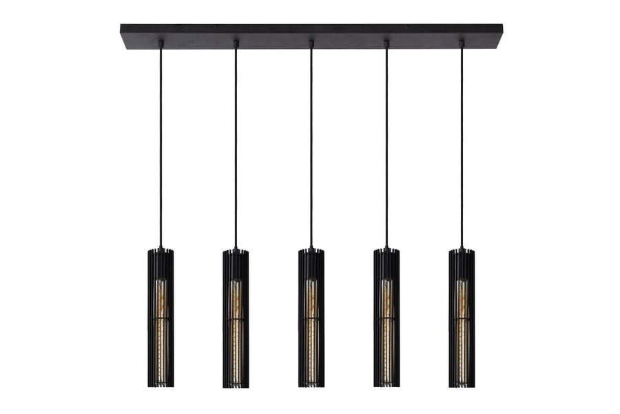 Détail du luminaire à cinq cylindres noirs suspendus sous une platine rectangulaire.