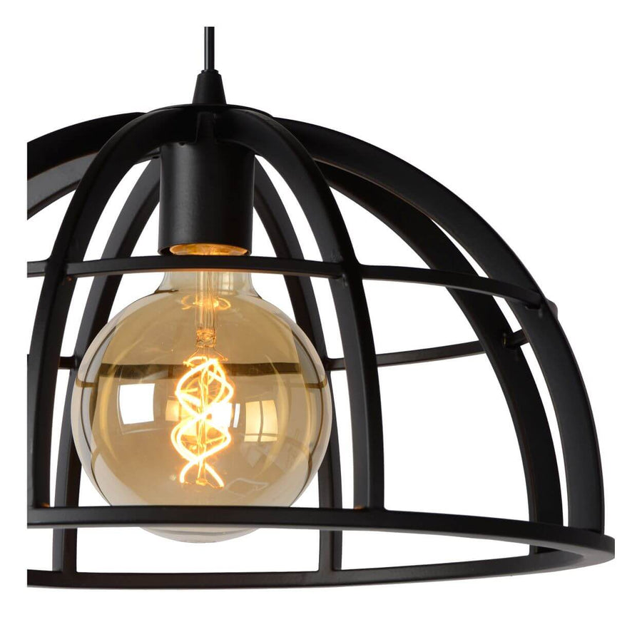 Gros plan sur une cage métallique noire et son ampoule Edison allumée.