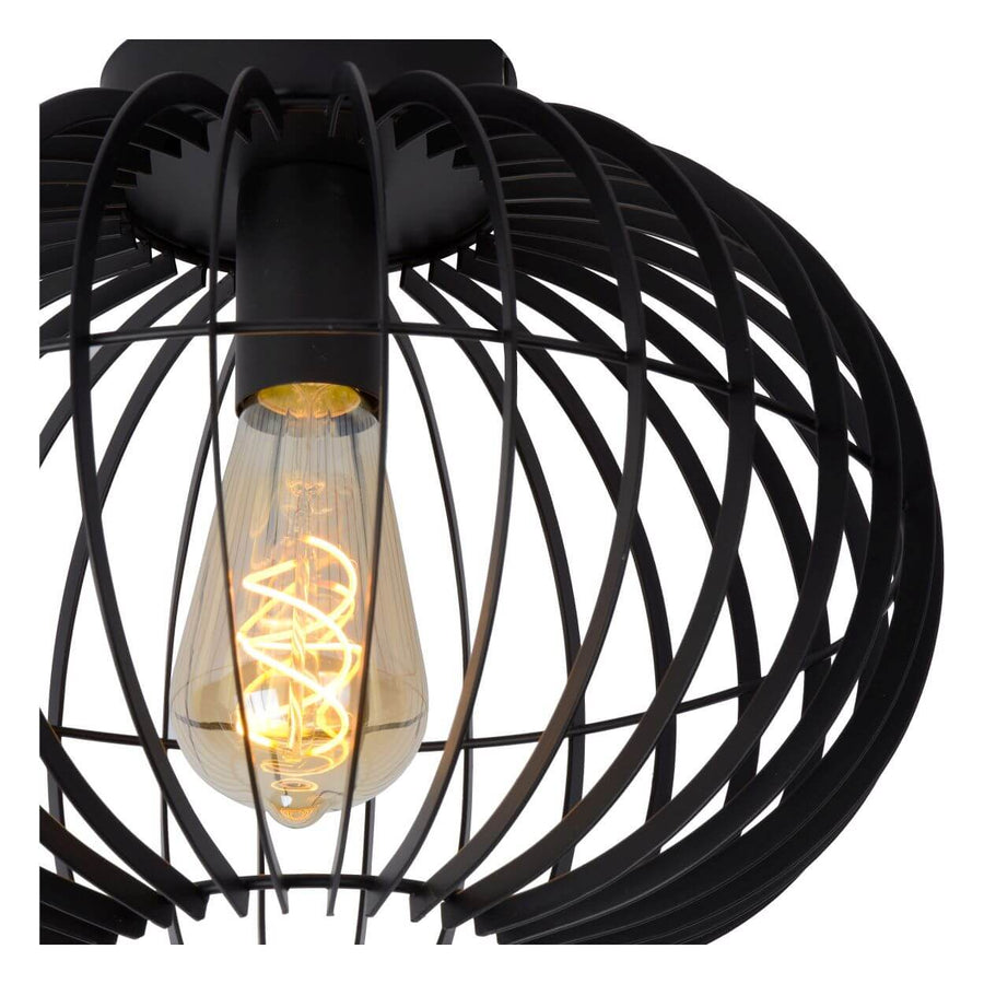 Gros plan sur l'ampoule à filament spirale et la douille noire centrale