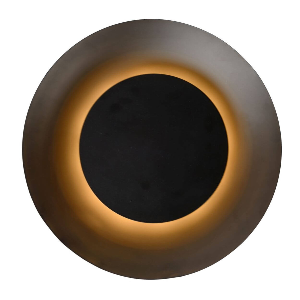 Vue de dessous du plafonnier allumé, anneau doré illuminé autour du centre noir
