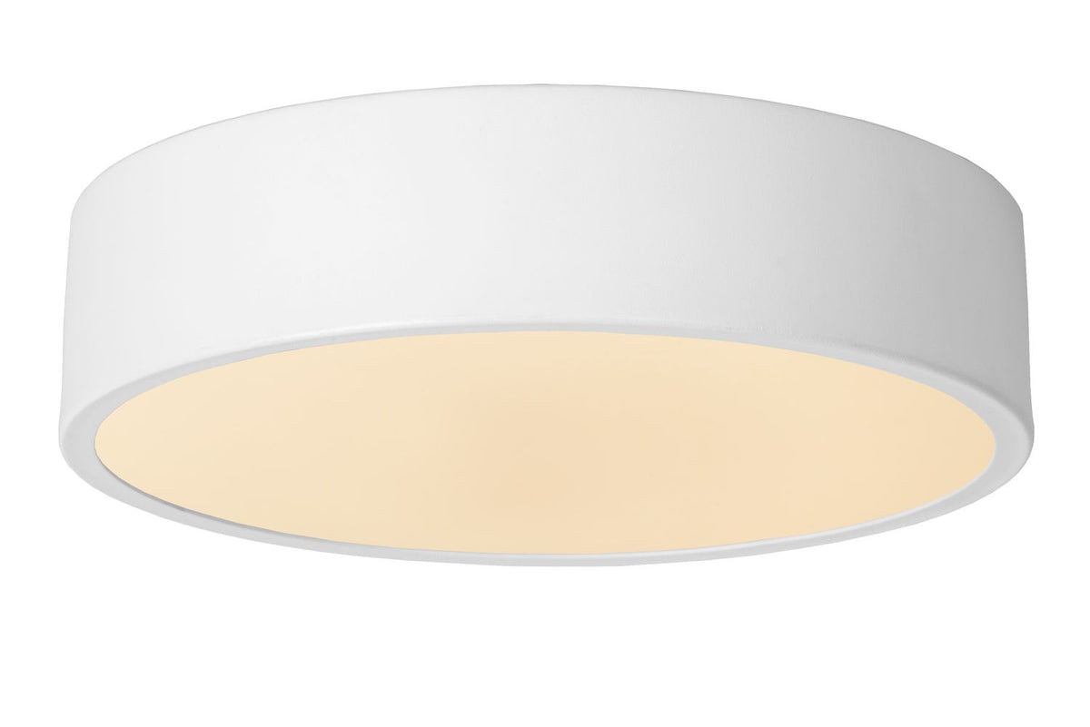 Vue trois quarts du plafonnier blanc rond, lumière chaude diffusée