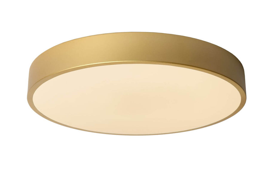 Détail du luminaire rond doré mat et de son diffuseur opale uniforme.
