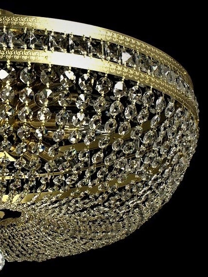 Gros plan sur le bandeau doré serti de cristaux carrés et guillochés