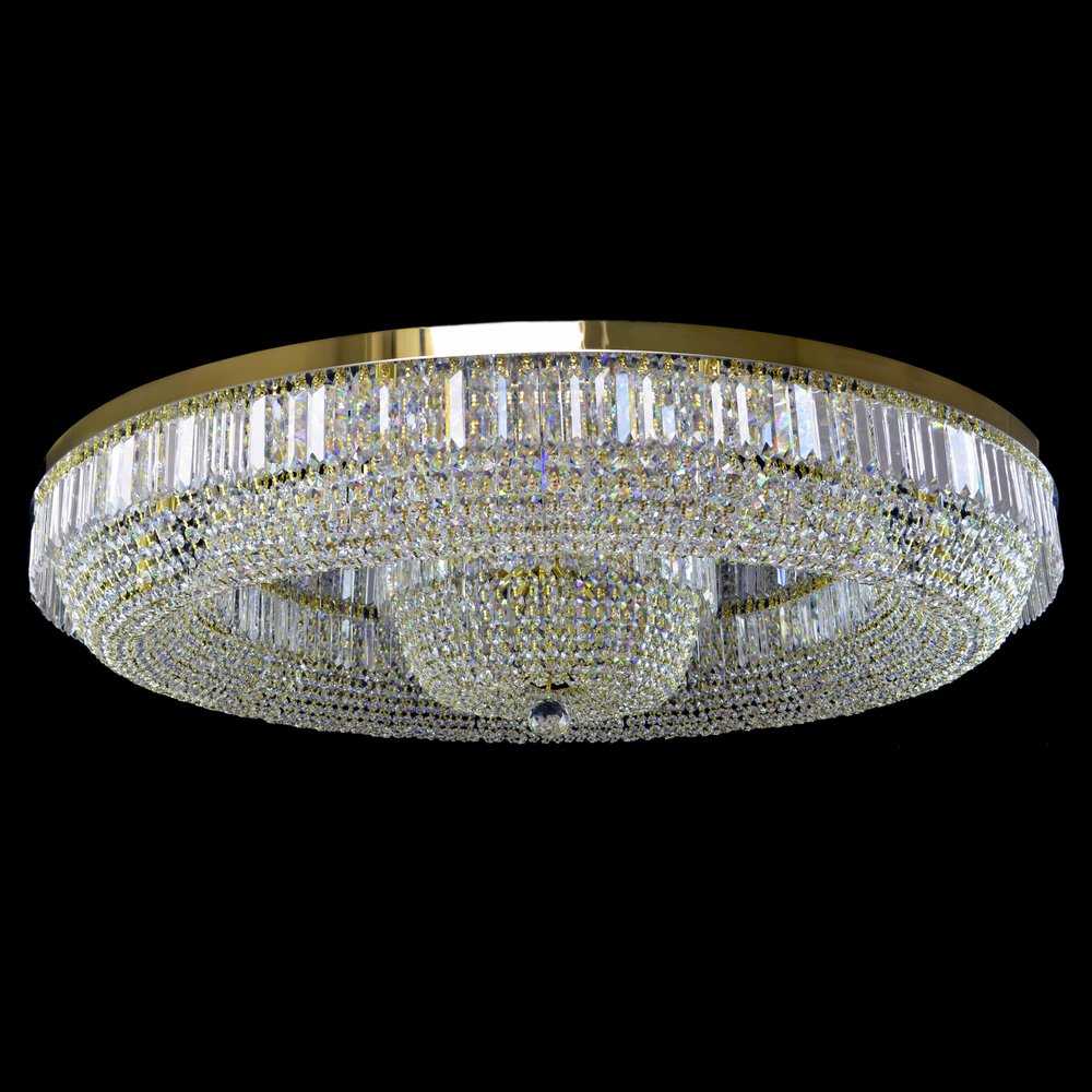 Vue rapprochée du même luminaire à cerclage doré, strass et prismes rectangulaires étincelants