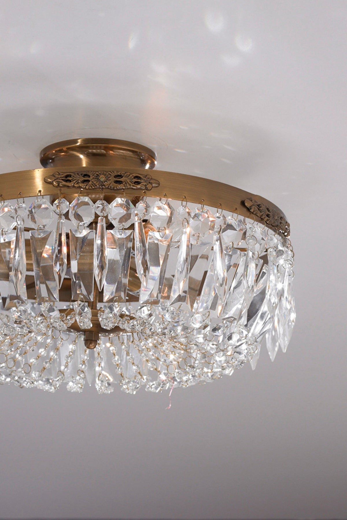 Plafonnier Strömsholm 3 lumières en laiton vieilli et cristal