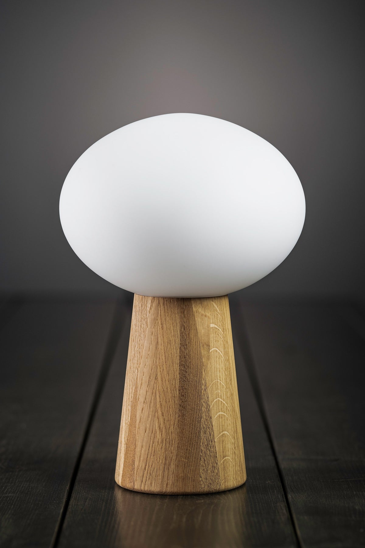 Lampe à poser Pater en chêne et verre blanc