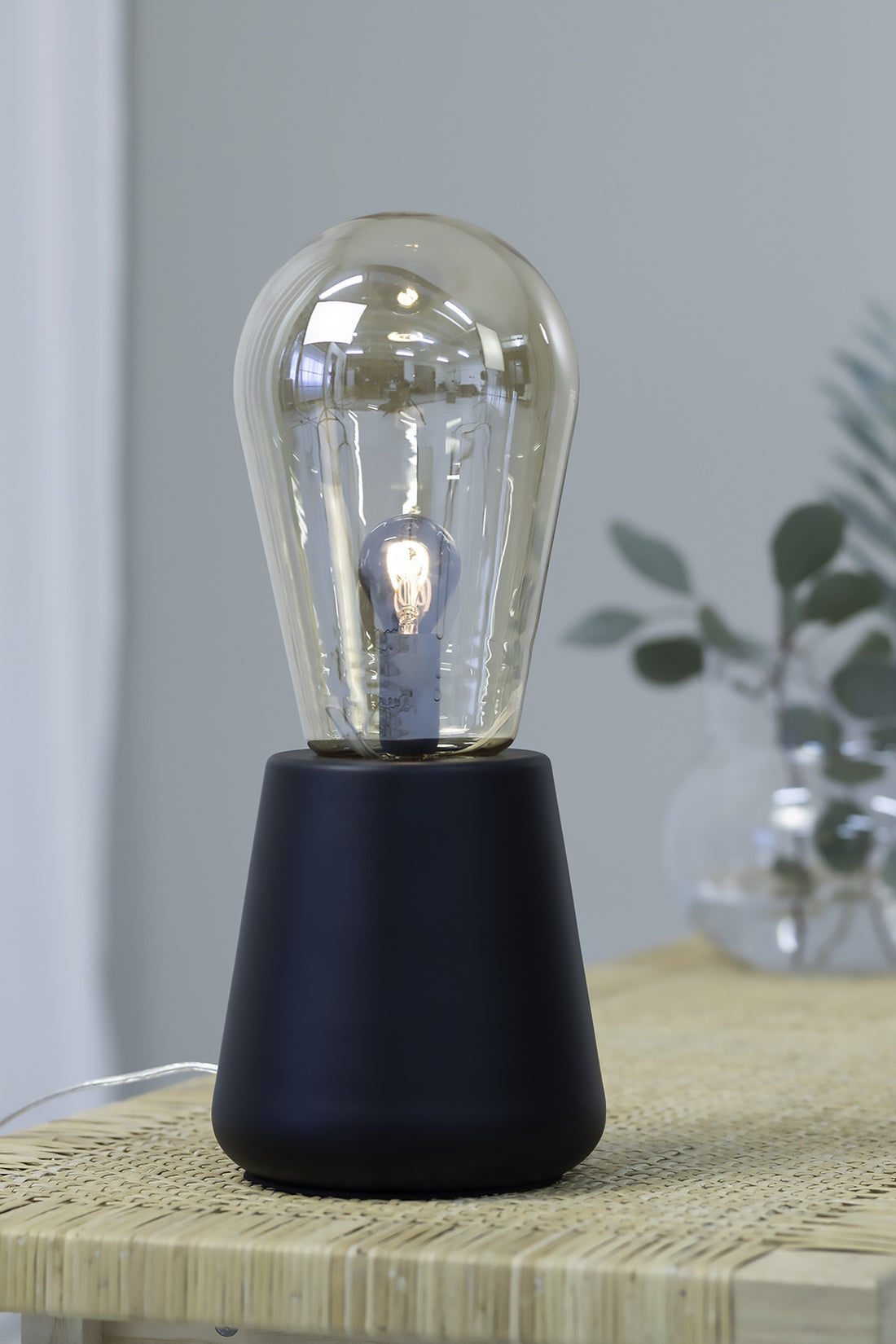 Lampe à poser Brooke noire et verre ambré