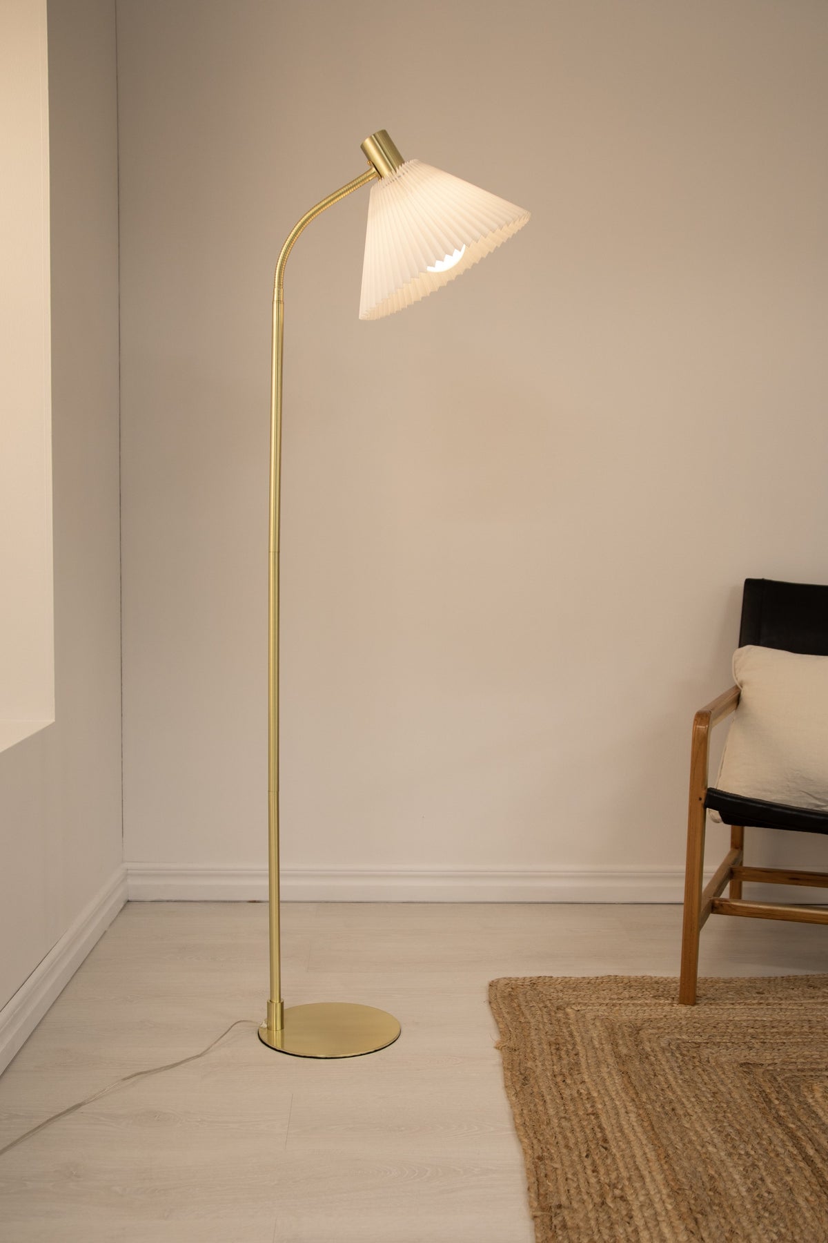 Lampadaire Mira en laiton brossé et blanc