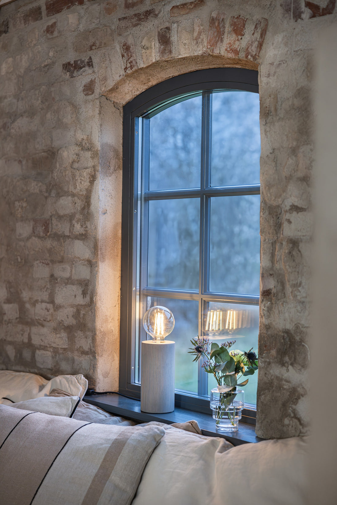 Lampe à poser Legna en bois teinté gris