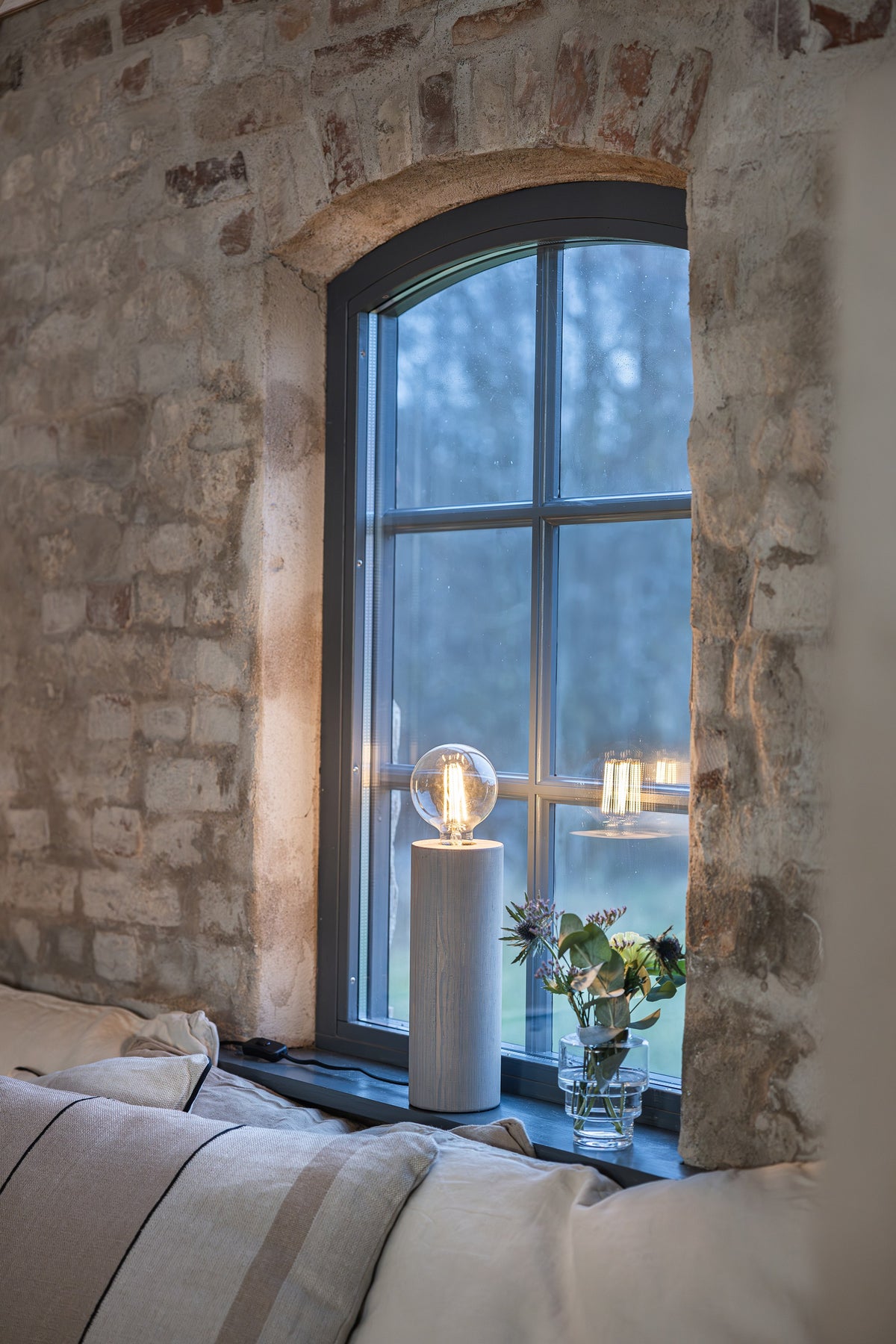 Lampe à poser Legna en bois teinté gris