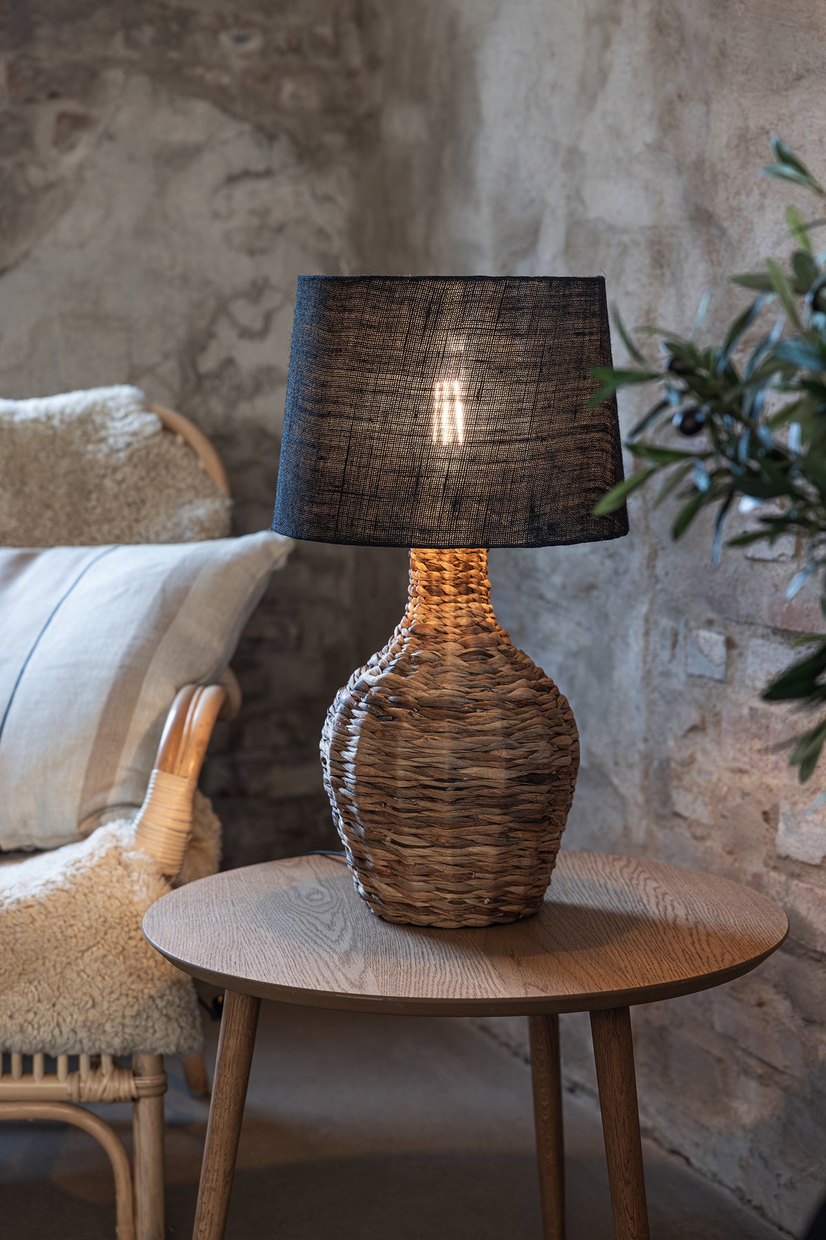 Lampe à poser Paglia en rotin, abat-jour en jute