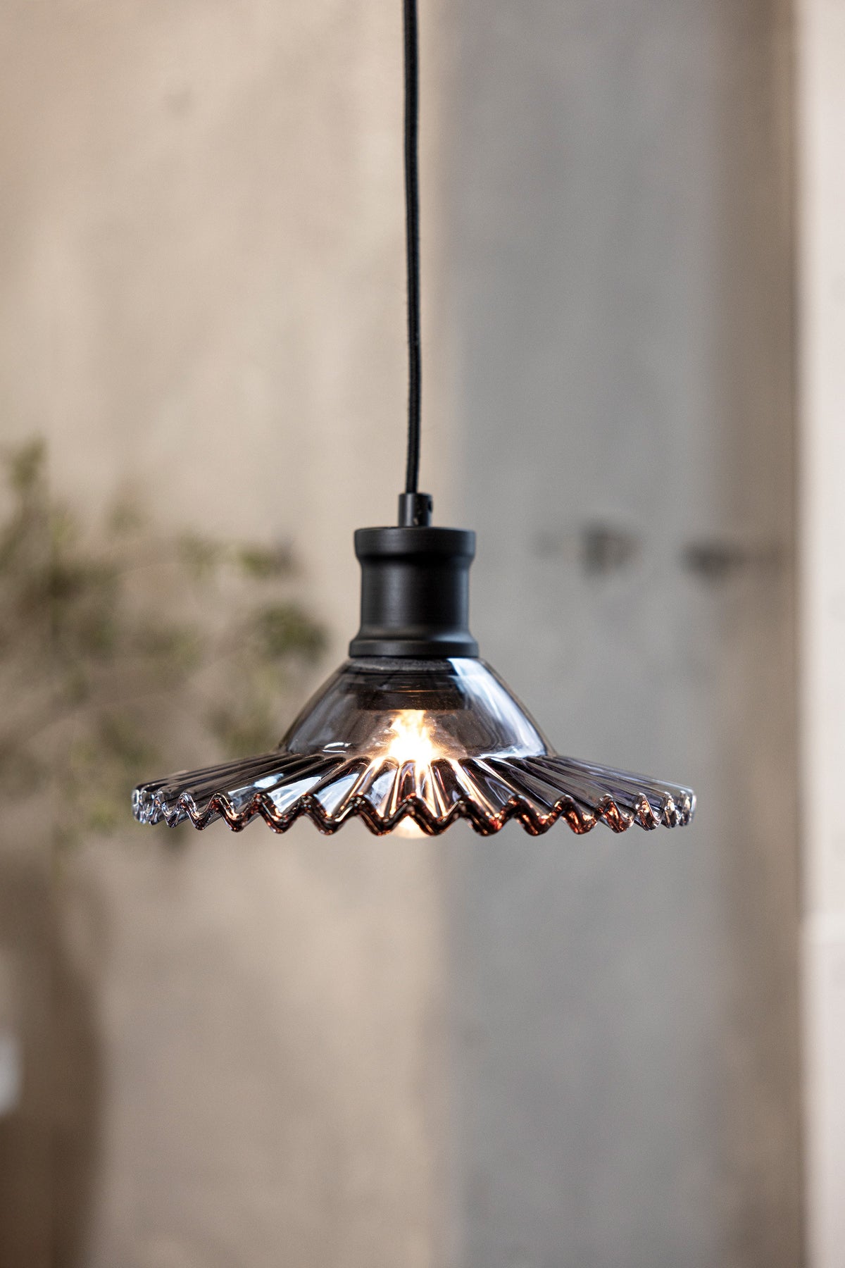Suspension de fenêtre Novia noire et verre fumé