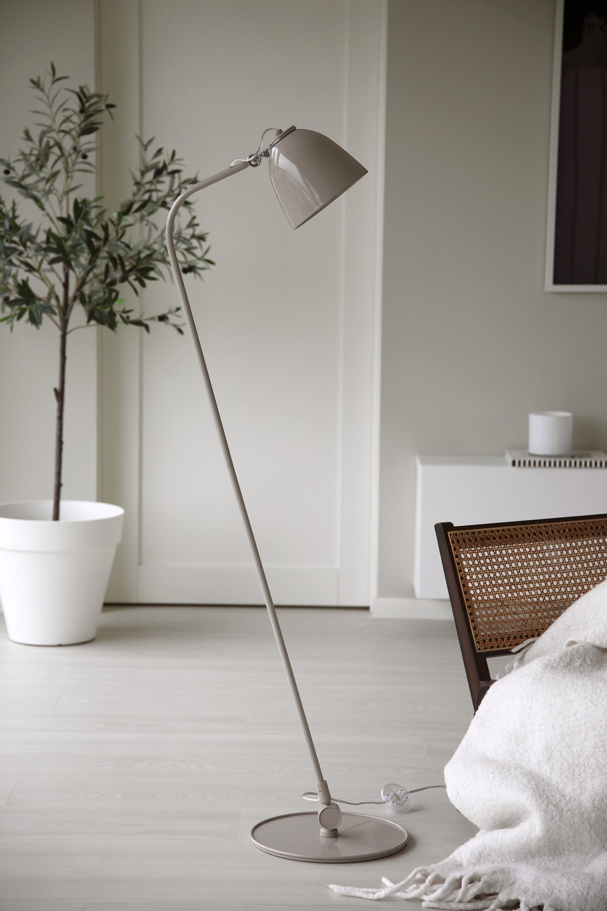 Lampadaire Tilt grège