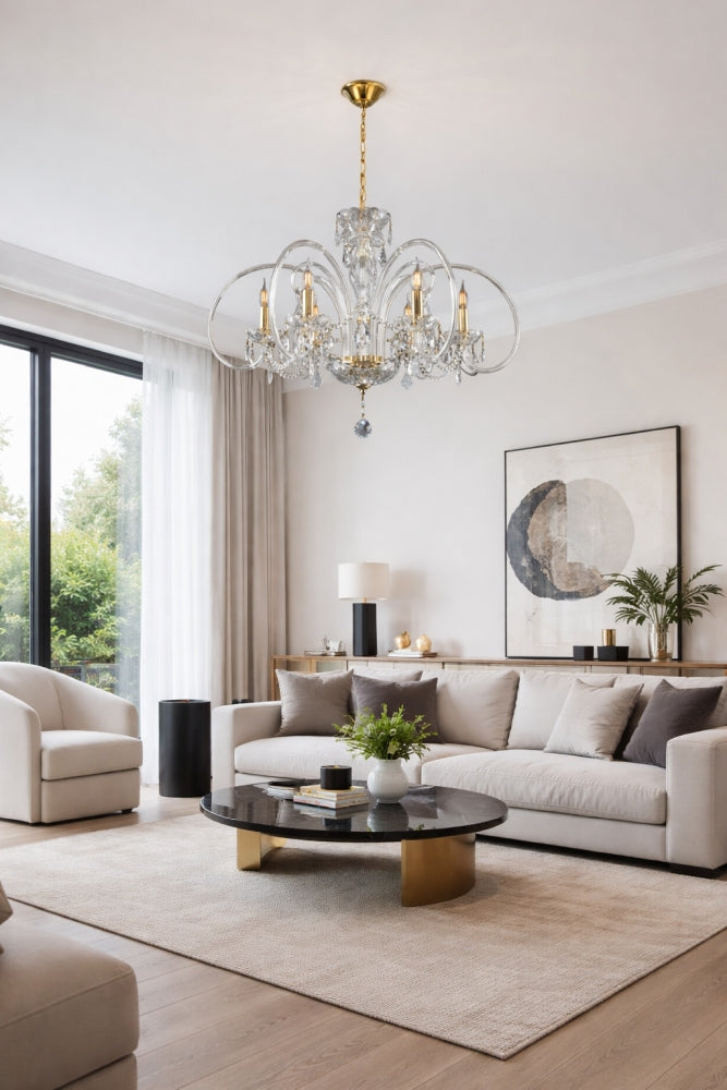Lustre suspendu au-dessus d'un salon moderne, canapé beige et baie vitrée