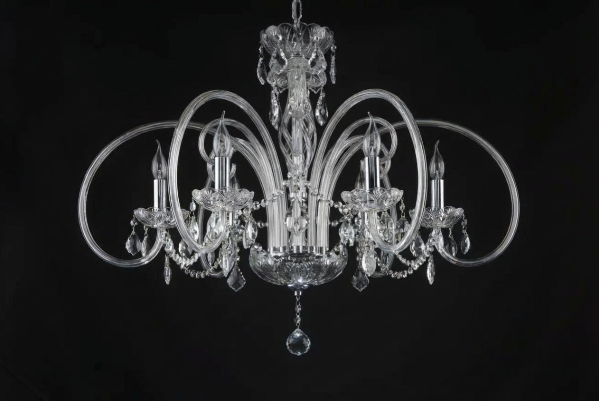Vue frontale complète du lustre, six lumières et pampilles de cristal taillé