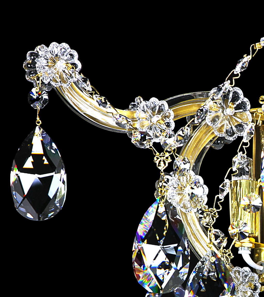 Détail de la rosette fleur en cristal et de la pampille facettée