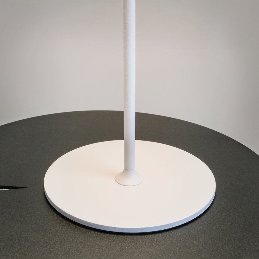 Détail rapproché de la base ronde blanche et du pied lisse