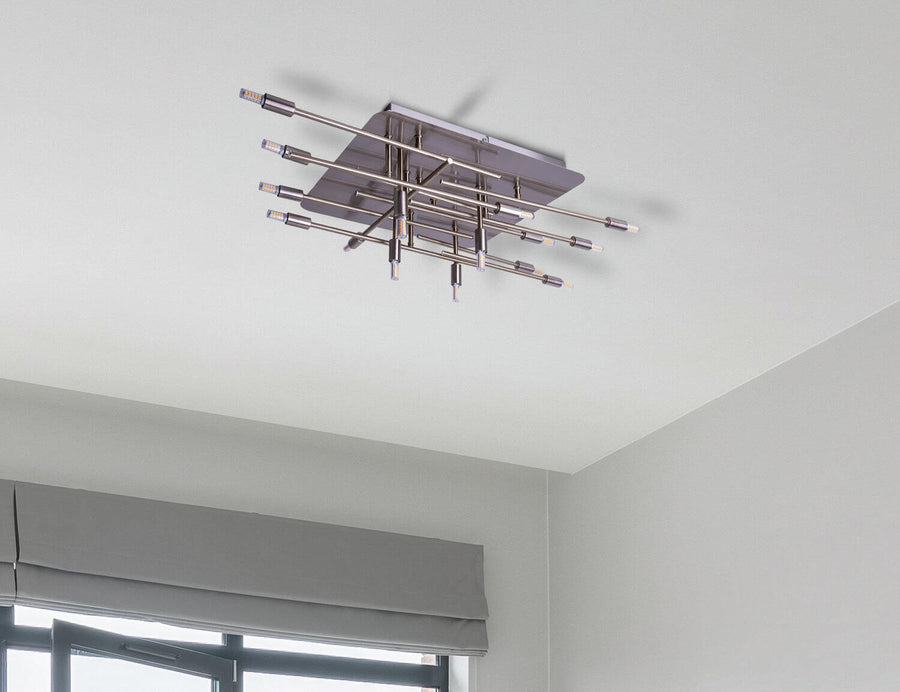 Plafonnier installé au plafond dans un intérieur clair, vue en contre-plongée.