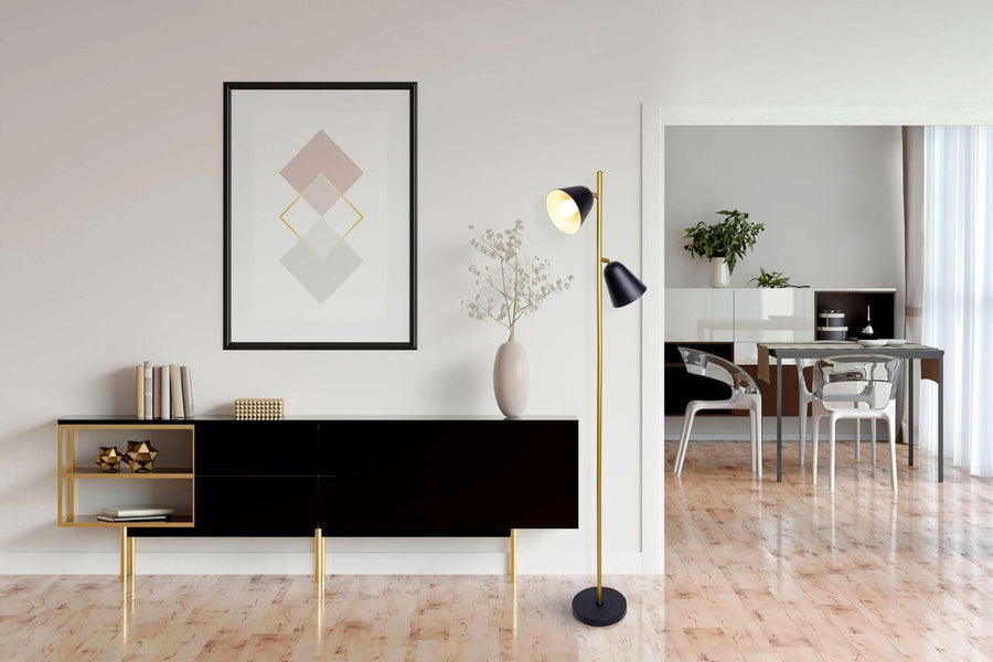 Lampadaire allumé dans un salon moderne près d'un meuble noir et cadre