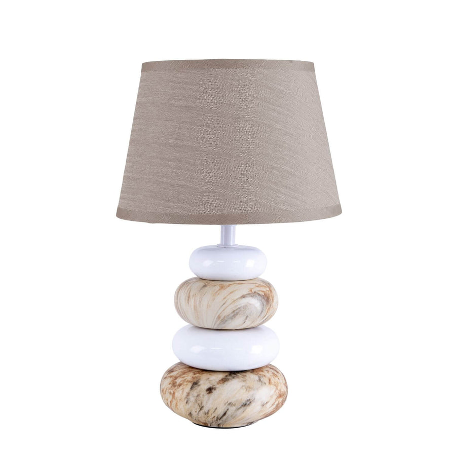 Vue de face, lampe à poser avec abat-jour en tissu beige et socle empilé.