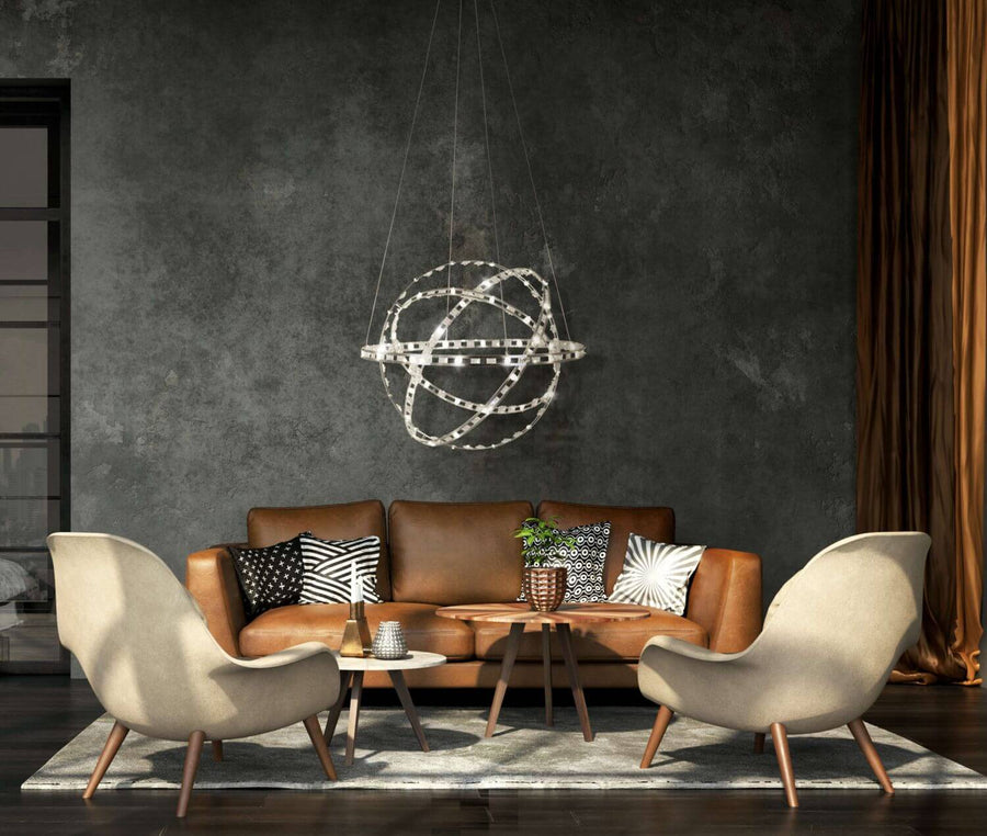 Mise en scène dans un salon au mur béton, canapé en cuir et fauteuils beiges