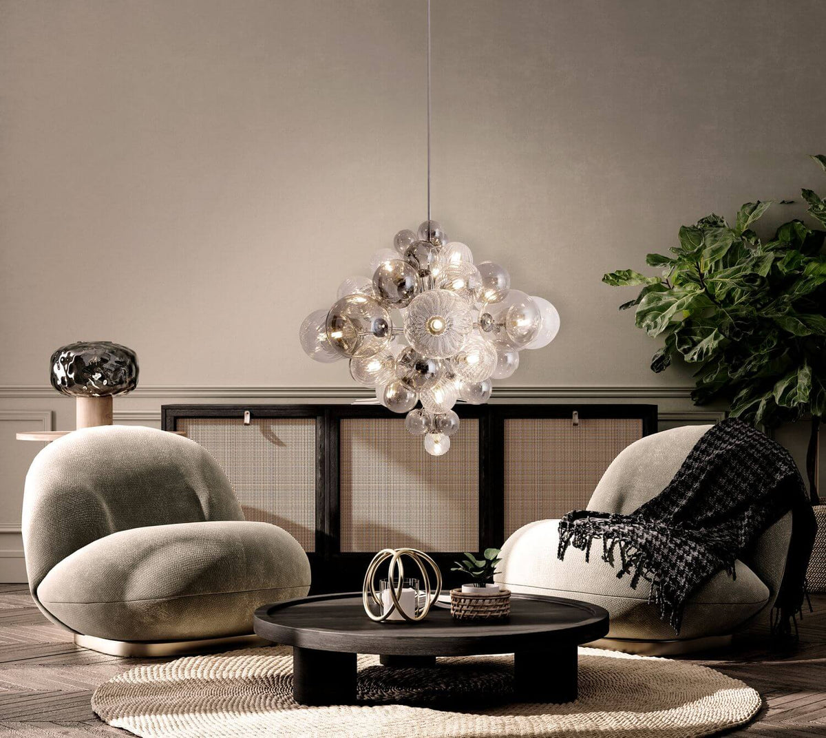 Mise en ambiance du lustre sphères dans un salon bohème avec fauteuils, cannage et plantes