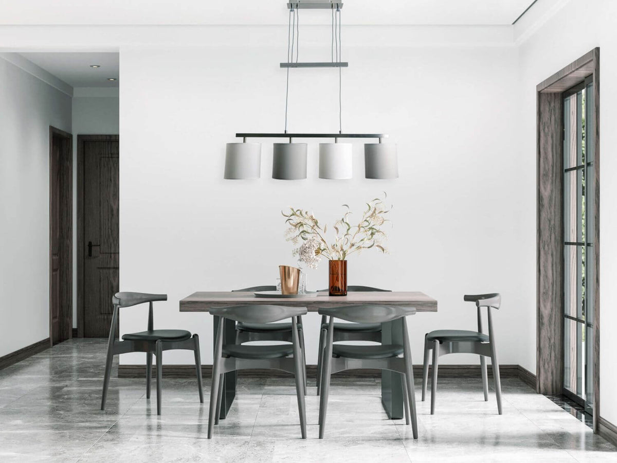 Salle à manger en bois, luminaire suspendu au-dessus de la table avec chaises vertes