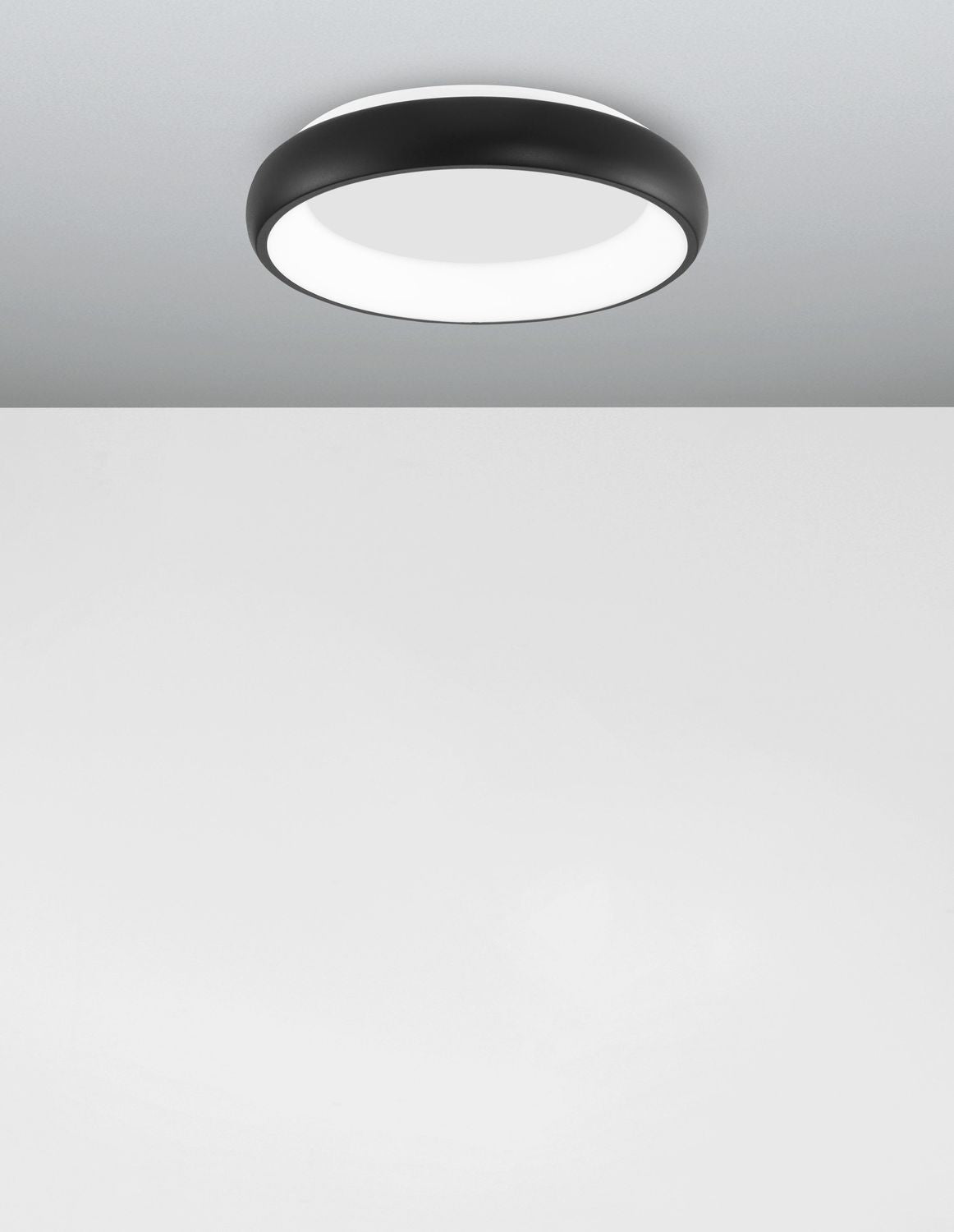 Plafonnier allumé monté au plafond, lumière diffusée par le bas