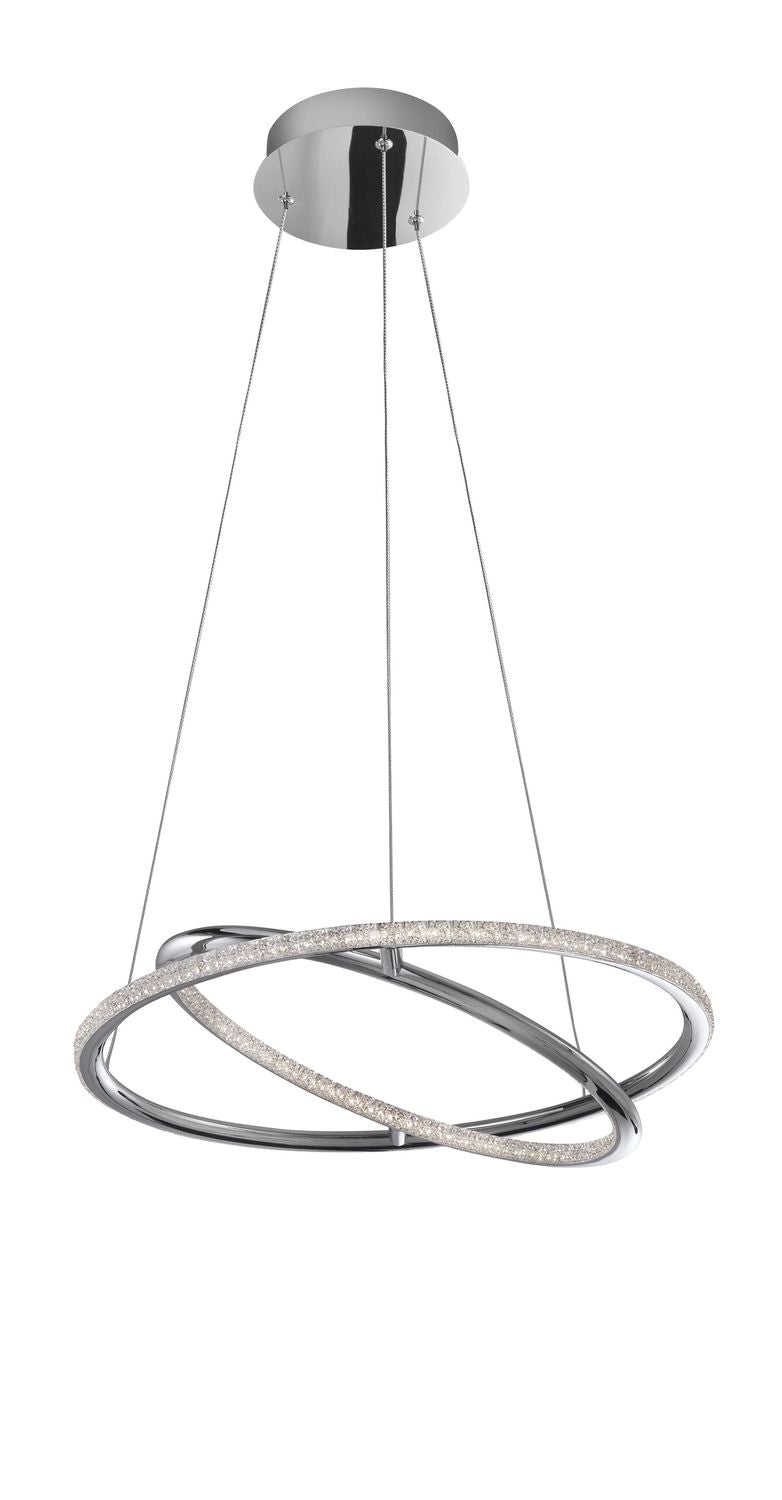 Vue de trois quarts du luminaire suspendu montrant deux anneaux croisés en métal poli et cristal