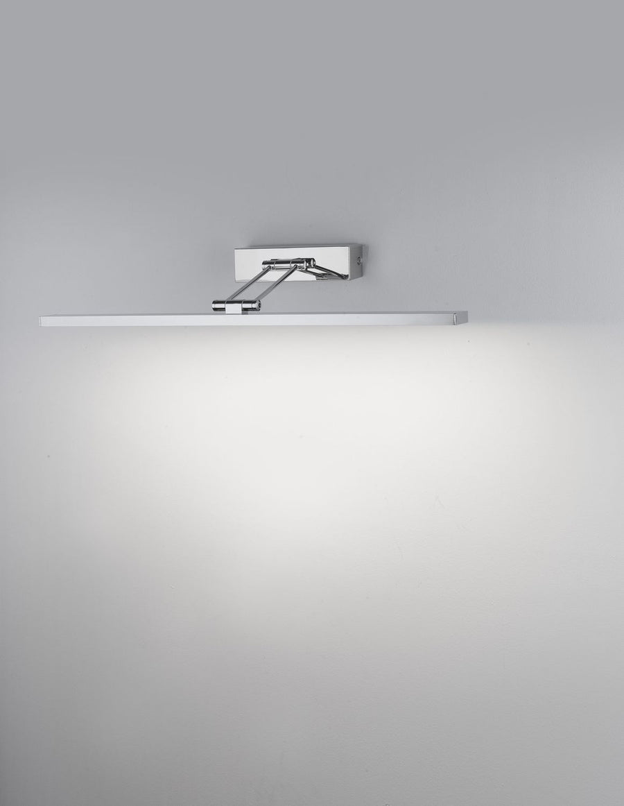 Applique murale éteinte fixée au mur, bras chromés et diffuseur blanc