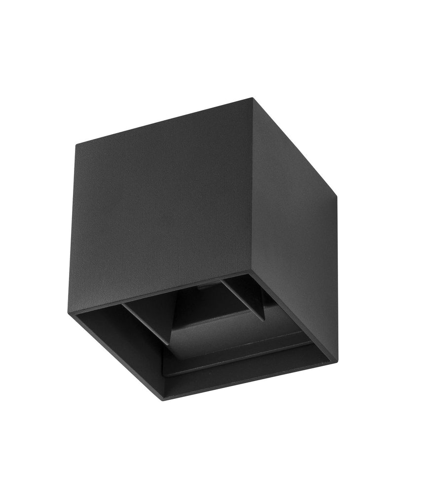 Vue rapprochée du boîtier cubique noir mat et de son réflecteur interne incliné