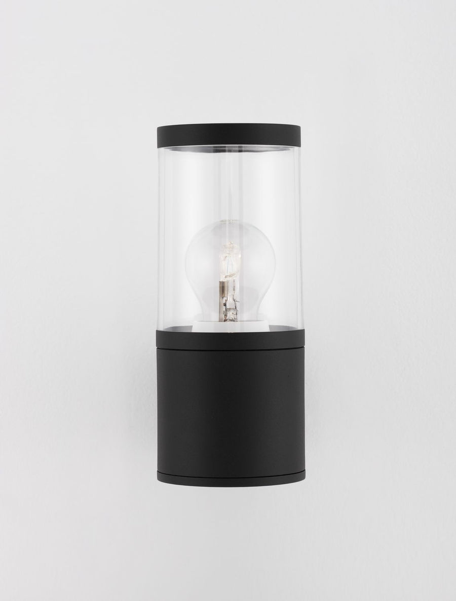 Luminaire allumé, ampoule à filament bien visible dans le tube de verre.