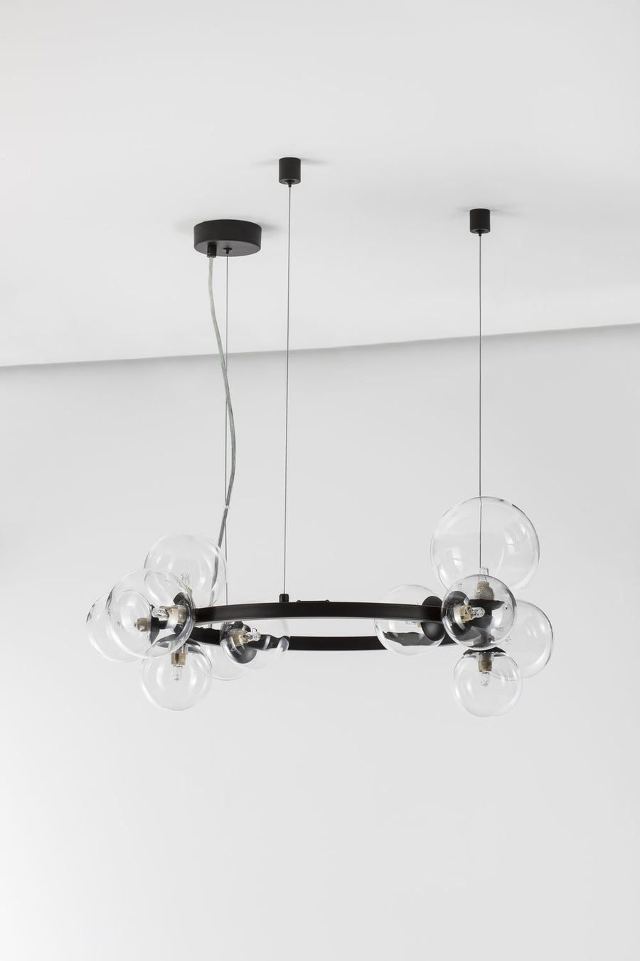 Vue en situation sous plafond blanc, anneau noir et globes transparents allumés
