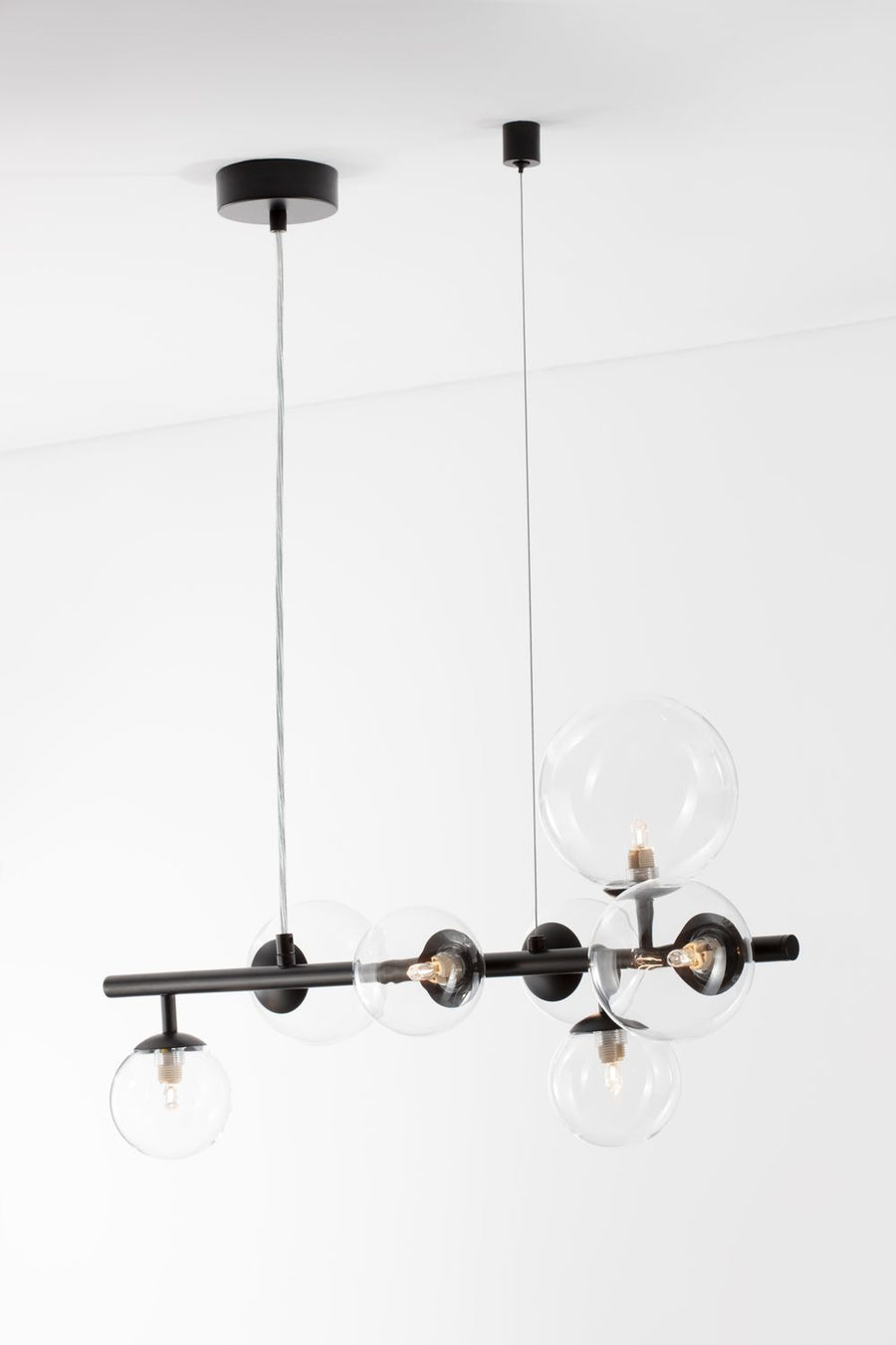 Vue rapprochée de la structure noire et des globes en verre transparent