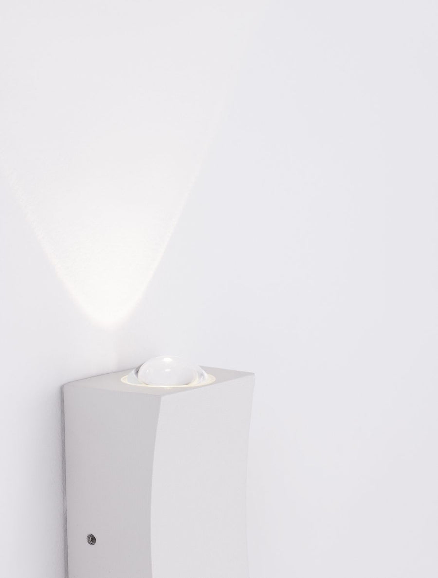 Gros plan sur le diffuseur supérieur bombé et la finition blanche mate du boîtier