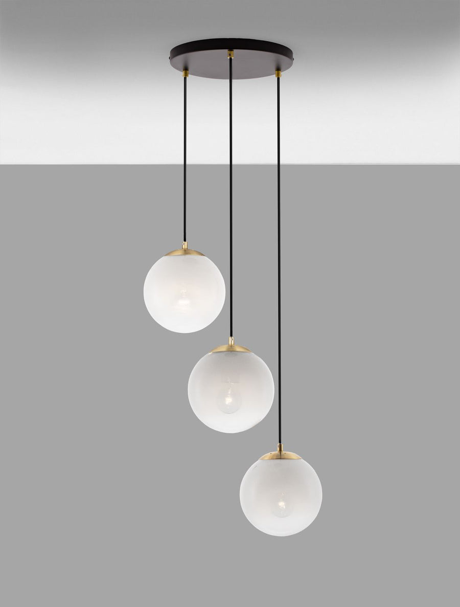 Suspension complète sur fond gris, trois globes opalins à hauteurs différentes
